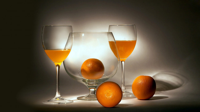 Обои картинки фото еда, цитрусы, апельсины, бокалы, сок