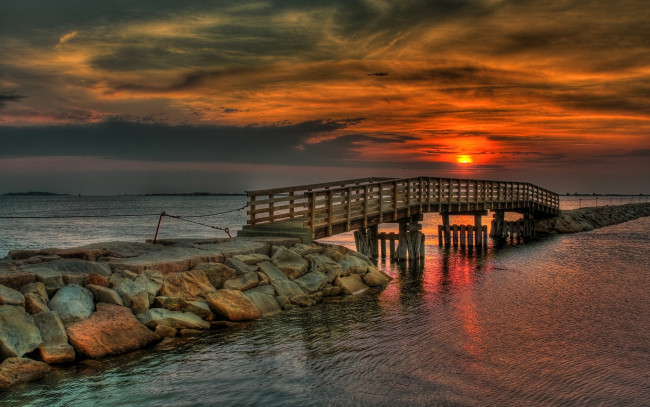 Обои картинки фото природа, восходы, закаты, море, залив, мостик, небо, закат, тучи