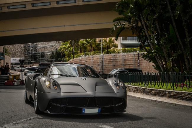 Обои картинки фото horacio pagani`s huayra, автомобили, выставки и уличные фото, улица, авто, шоссе