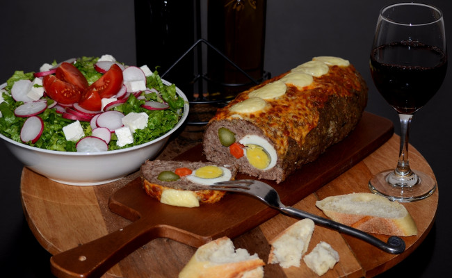 Обои картинки фото еда, разное, салат, яйцо, мясной, рулет, бокал, вино, редис, помидоры, хлеб
