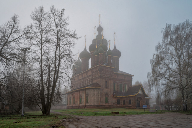 Обои картинки фото утренний туман, города, - православные церкви,  монастыри, город, здание, церковь, храм