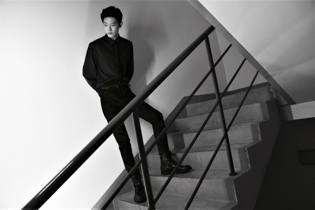 Обои картинки фото мужчины, xiao zhan, актер, лестница, подъезд