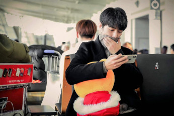 Картинка мужчины xiao+zhan актер пальто игрушка телефон аэропорт