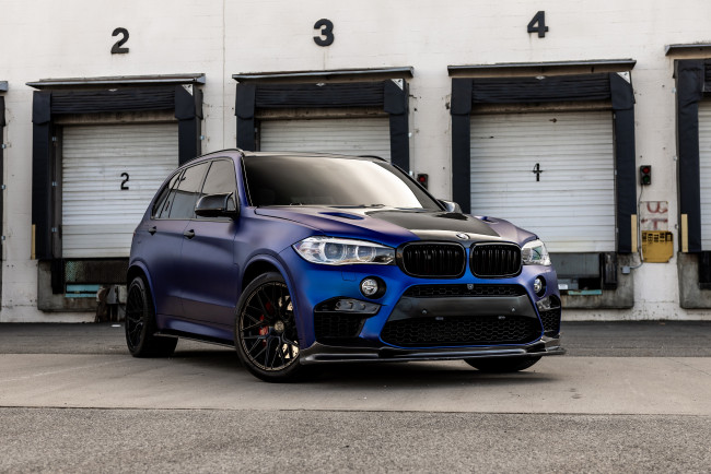 Обои картинки фото автомобили, bmw, blue, x5m, garage