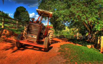 Картинка техника тракторы дорога трактор дерево забор