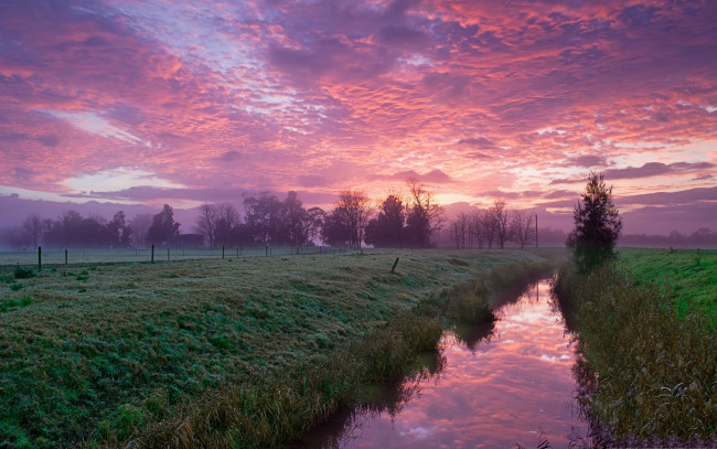 Обои картинки фото природа, поля, поле, канал, утро, розовые, облака