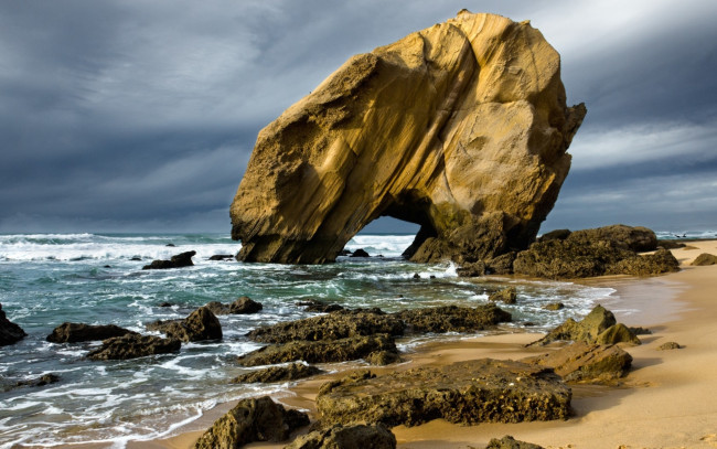 Обои картинки фото природа, побережье, тучи, скала, море, камни, волны, пляж