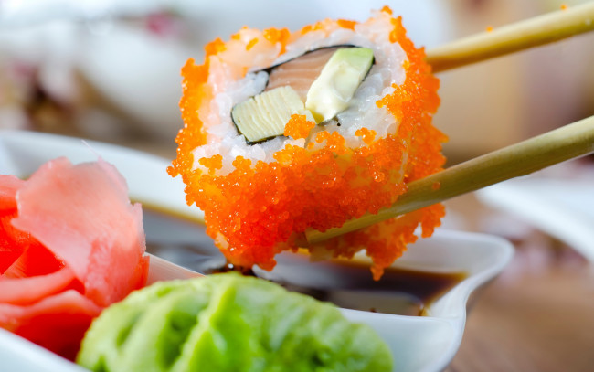 Обои картинки фото суши, еда, рыба, морепродукты, роллы, икра, соус, палочки