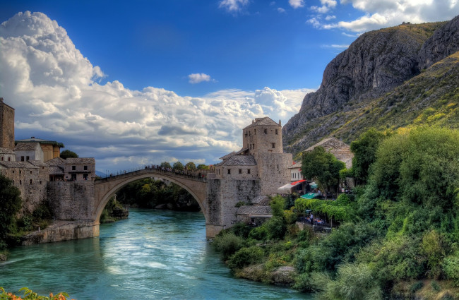 Обои картинки фото мостар, босния, города, герцеговина, река, мост, mostar, bosnia, and, herzegovina, и, старый, скала