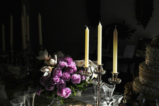 Обои картинки фото разное, свечи, подсвечник, стол, букет