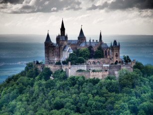 обоя burg hohenzollern, города, замки германии, холм, лес, замок