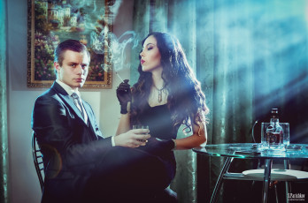 Картинка разное мужчина+женщина столик лучи света шторы перчатки сигарета дым девушка пара картина комната бутылка костюм парень