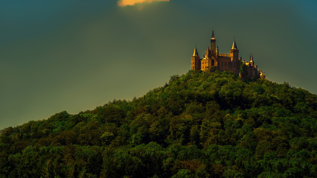 Обои картинки фото города, замки германии, стена, деревья, лес, гора, небо, германия, замок, гогенцоллерн, башня