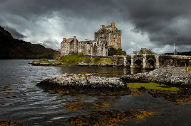 Обои картинки фото eilean donan castle-scotland, города, замок эйлен-донан , шотландия, скалы, мост, река, замок