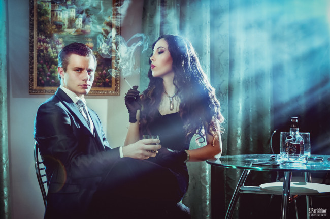 Обои картинки фото разное, мужчина женщина, столик, лучи, света, шторы, перчатки, сигарета, дым, девушка, пара, картина, комната, бутылка, костюм, парень