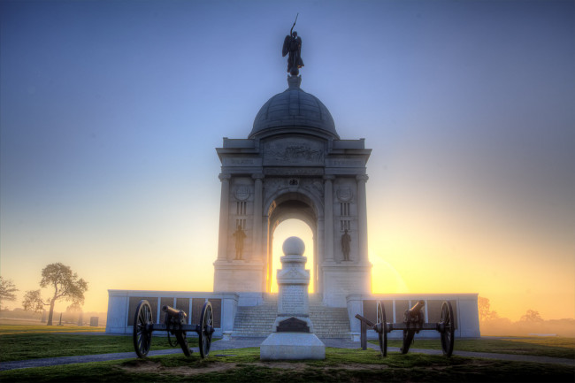 Обои картинки фото pennsylvania monument at sunrise, города, - исторические,  архитектурные памятники, история, монумент