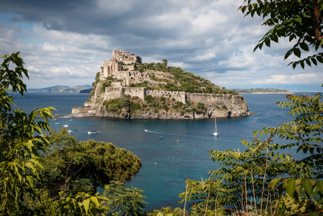 Обои картинки фото castello aragonese, города, замки италии, остров, море, замок