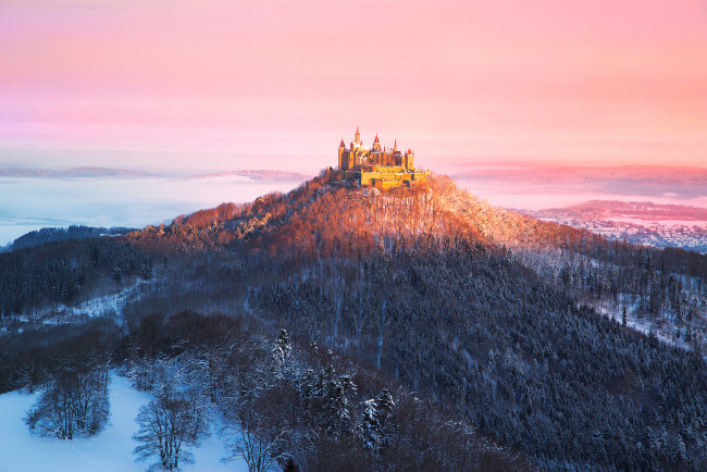 Обои картинки фото города, - дворцы,  замки,  крепости, burg, hohenzollern, замок, гогенцоллерн, замок-крепость, вершина, горы, земля, баден-вюртемберг, туман, свет, утро, германия