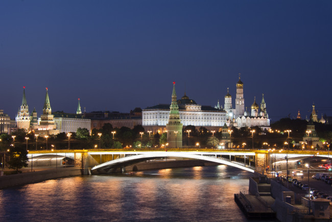 Обои картинки фото ночной кремль и большой каменный мост, города, москва , россия, ночь, река, мост, огни