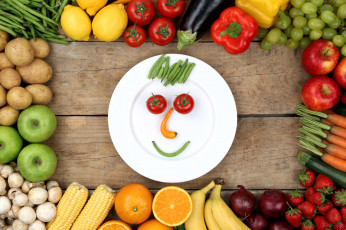 Картинка еда фрукты+и+овощи+вместе тарелка виноград клубника лук кукуруза