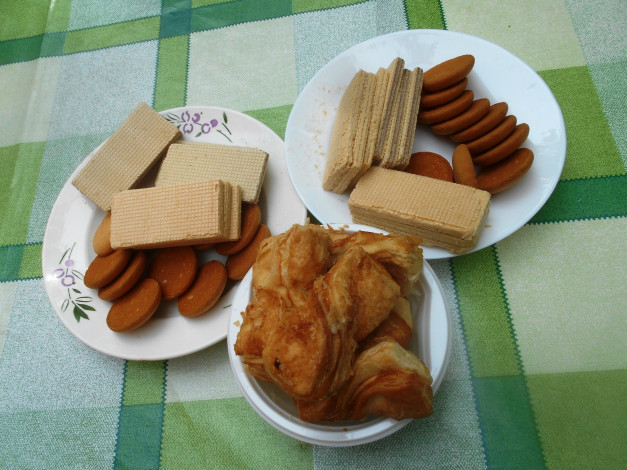 Обои картинки фото еда, пирожные,  кексы,  печенье, сыр, колбаса, хлеб, бутерброды