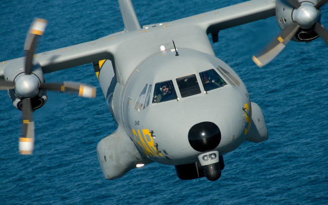 Обои картинки фото airbus cn-235, авиация, военно-транспортные самолёты, военные, самолеты, военно-воздушные, силы, испании, транспортный, самолет, кабина