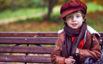 Картинка разное дети мальчик кепка шарф куртка скамейка