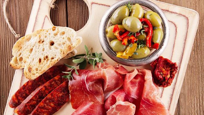 Обои картинки фото еда, разное, оливки, перец, ветчина, копченые, колбаски, хлеб