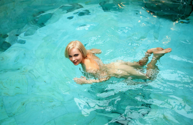 Обои картинки фото feeona a, девушки, - блондинки,  светловолосые, блондинка, бассейн