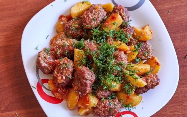 Обои картинки фото еда, мясные блюда, картофель, укроп, мясо, тушеное