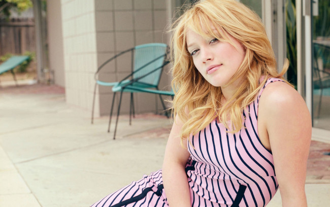 Обои картинки фото Hilary Duff, девушки, , , платье, розовые, и, черные, полоски