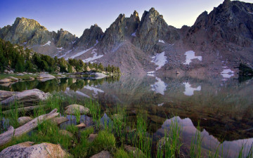 Картинка природа реки озера трава камни горное озеро скалы лес