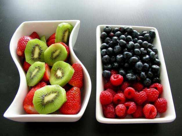 Обои картинки фото еда, фрукты, ягоды, клубника, черника, малины, киви