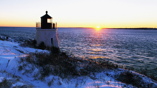 Обои картинки фото природа, маяки, море, берег, солнце, маяк, снег