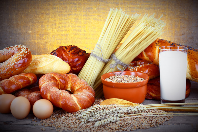 Обои картинки фото еда, хлеб, выпечка, тарелка, стакан, молоко, спагетти, булки, яйца, зерно