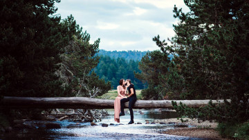 Картинка разное мужчина+женщина река влюбленные поцелуй ствол