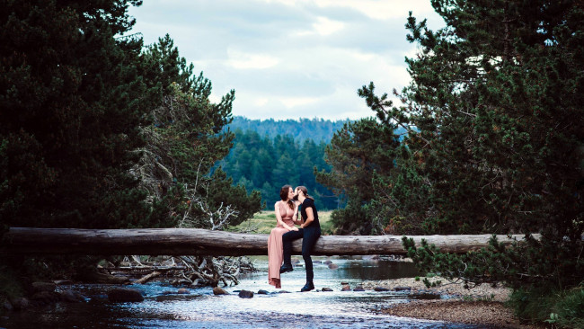 Обои картинки фото разное, мужчина женщина, река, влюбленные, поцелуй, ствол