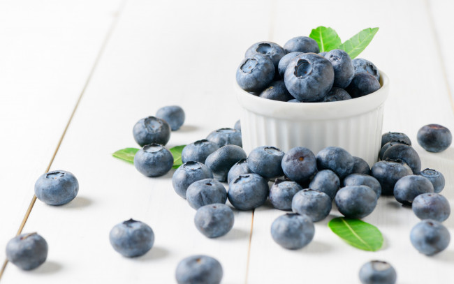 Обои картинки фото еда, голубика,  черника, черника, ягоды, wood, berries, fresh, blueberry