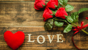 Картинка праздничные день+святого+валентина +сердечки +любовь сердце алые розы лента надпись