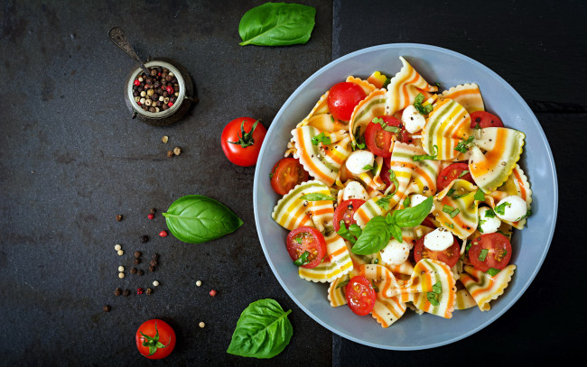Обои картинки фото еда, макароны,  макаронные блюда, бантики, базилик, помидоры