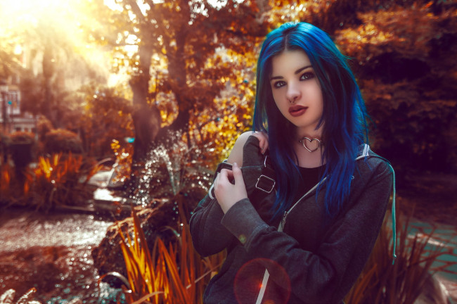 Обои картинки фото девушки, - рыжеволосые и разноцветные, синие, волосы, кофта, осень, парк
