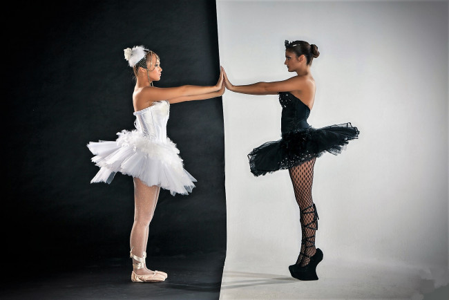 Обои картинки фото leanna decker and rebecca carter, девушки, leanna decker, балерины, черная, белая