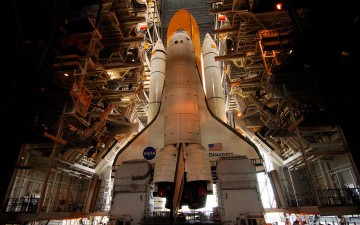 Картинка space shuttle discovery космос космодромы стартовые площадки дискавери подготовка стартовый стол
