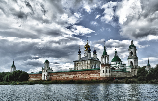Обои картинки фото города, православные, церкви, монастыри, река, купола