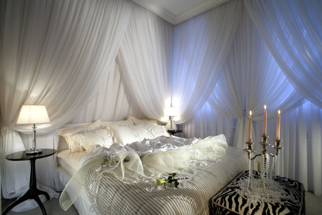 Обои картинки фото интерьер, спальня, подушки, лампа, роза, свечи, бусы, кровать, балдахин