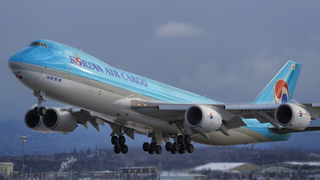 Обои картинки фото авиация, грузовые самолёты, самолет, боинг, 747, boeing, 747-8f, полет, грузовой, korean, air, cargo, аляска