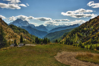 Картинка италия природа пейзажи дорога деревья облака горы постройки трава