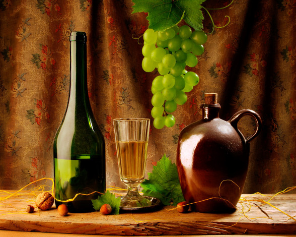 Обои картинки фото еда, натюрморт, фундук, штора, грецкий, орехи, кувшин, вино, зеленый, листья, доска, виноград, бокал, бутылка