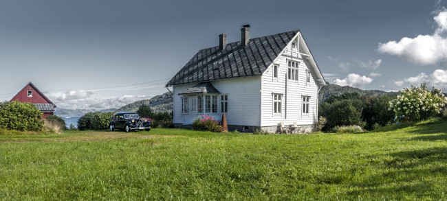 Обои картинки фото норвегия, города, - здания,  дома, машина, трава, автомобиль, растения, деревья, цветы
