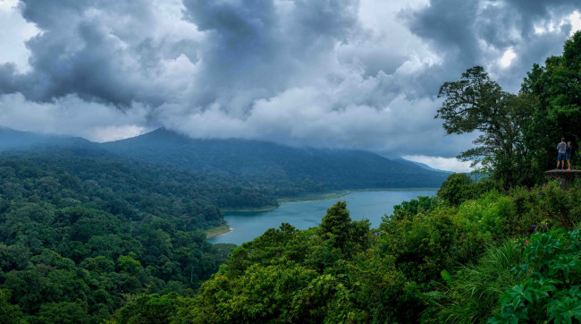 Обои картинки фото индонезия, природа, тропики, облака, люди, деревья, горы, водоем